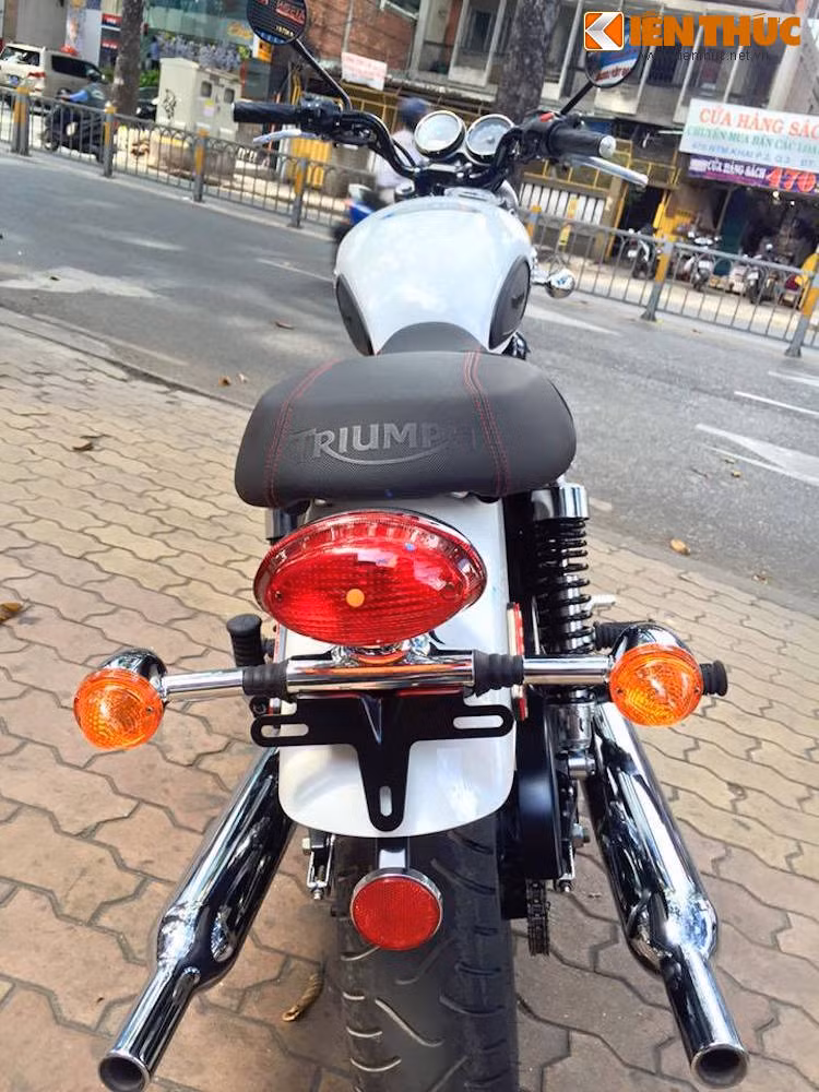 Ở phía sau đuôi của Bonneville T214 không có điểm khác biệt, ngoại trừ yên xe thêu chỉ đỏ.