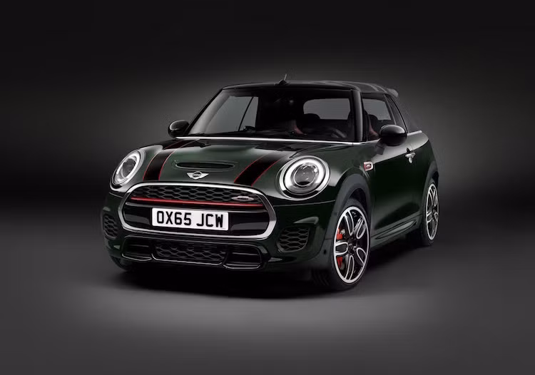 Về ngoại hình, MINI Convertible John Cooper Works cũng sở hữu những thay đổi tương tự như bản hatchback JCW, bắt đầu từ bộ bodykit thể thao với các khe hút gió lớn hơn.