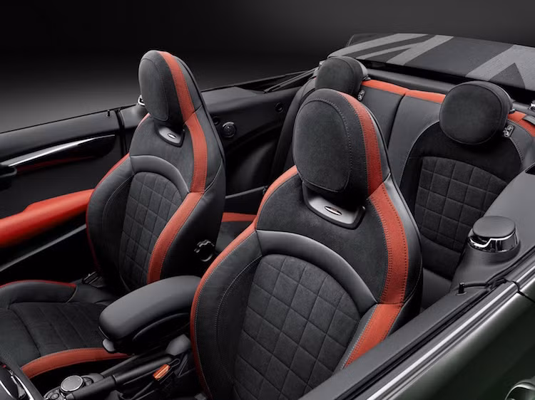 Cabin được bọc trong da và Alcantara kết hợp giữa 2 màu đen-đỏ. Hàng ghế trước có dạng thể thao ôm hông hơn. Xe cũng cũng không thiếu những "option" cao cấp như dàn loa Harman/Kardon, hệ thống thông tin giải trí thế hệ mới...