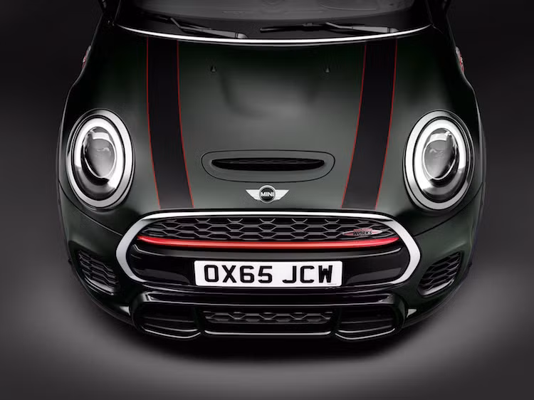 Nằm dưới nắp ca-pô của MINI Convertible JCW là động cơ 2.0l, 4 xi-lanh, sử dụng công nghệ tăng áp TwinPower từ BMW, đem tới công suất tối đa 228 mã lực và mô-men xoắn cực đại 320 Nm.