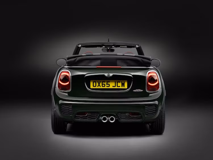 Tại Mỹ, phiên bản MINI Convertible JCW "quá nhanh, quá nguy hiểm" sẽ được bán vào tháng 4 tới với giá khởi điểm từ 35.600 USD.