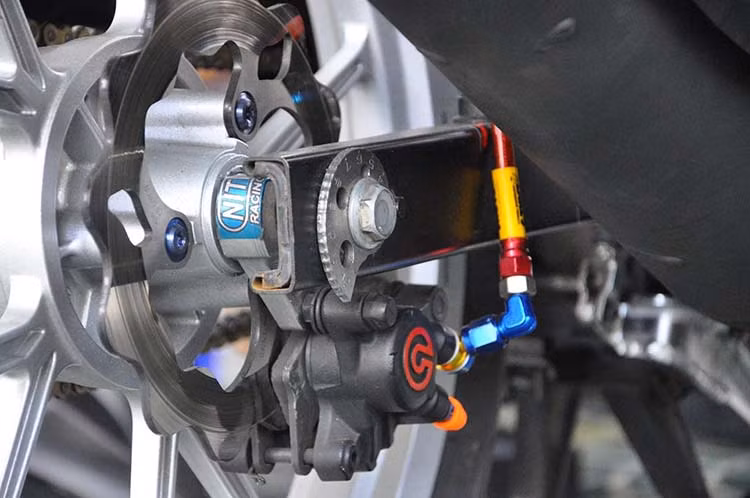 Phía sau xe đi heo Brembo 1 piston cổ điển cùng dĩa Galfer CNC.