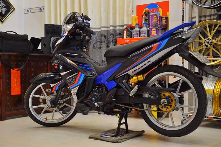 Mẫu xế độ này là dòng 135cc với thiết kế thể thao cùng khả năng vận hành ổn định, Exciter 135 độ lại theo phong cách hãng xe BMW với dàn áo 3 sọc đặc trưng.
