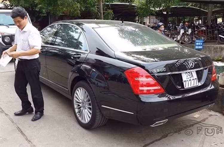 Xe sang Mercedes S500 đời trước (W221) với biển ngũ quý 7.