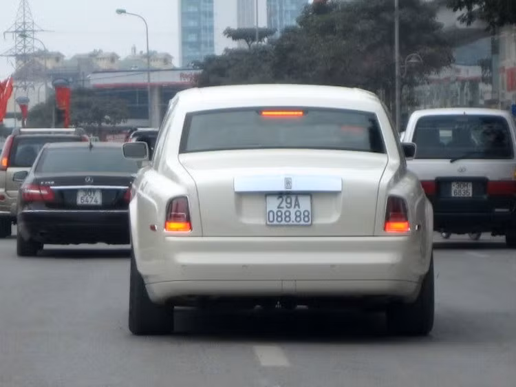 Một chiếc Rolls-Royce Phantom khác với biển số siêu sang tứ quý 8. Cùng với chiếc Phantom màu đen ở trên, cả 2 chiếc xe đều đã được đưa về Việt Nam trong năm 2010.