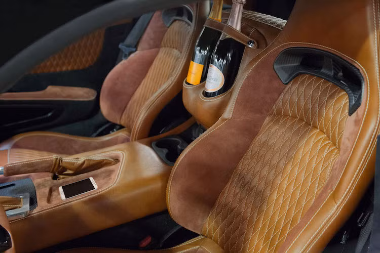 So với Dodge Viper nguyên bản, nội thất trên Force 1 cũng ấn tượng và sang trọng hơn nhiều khi được bọc hoàn toàn trong da cao cấp và nhung Alcantara. Ở giữa hai ghế ngồi là hộc đựng champaigne như trên các mẫu xe siêu sang.