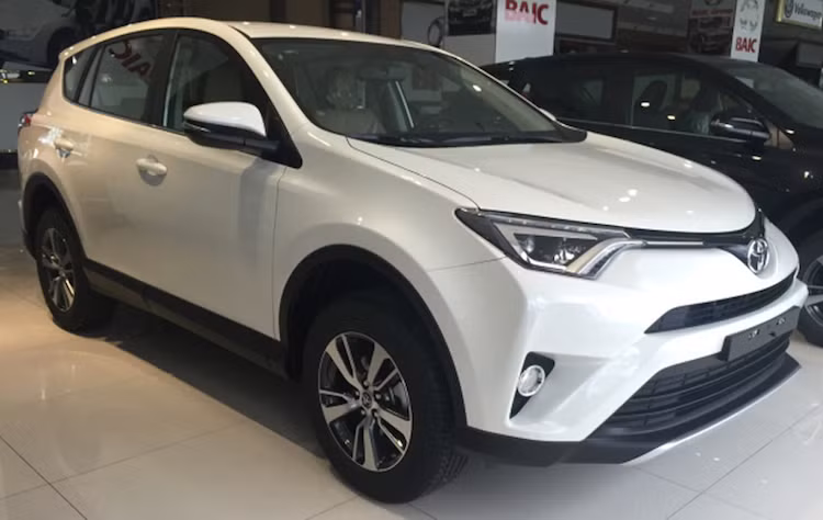 Thuộc thế hệ thứ 4 được ra mắt từ năm 2012, Toyota RAV4 2016 là phiên bản nâng cấp giữa vòng đời mới nhất của dòng crossover đình đám Nhật Bản này. Mẫu xe này vừa mới chỉ được ra mắt vào tháng 4/2015.