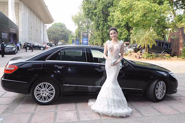 Được biết, hiện tại Á hậu Huyền Mỹ cũng đang sở hữu trong tay chiếc xế hộp hạng sang là Mercedes-Benz S400L trị giá 3,6 tỷ đồng.