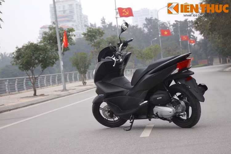 Thế hệ PCX mới nhất này được Honda thiết kế sắc sảo hơn, đem tới vẻ đẹp thể thao và bớt "kềnh càng" hơn cho xe.
