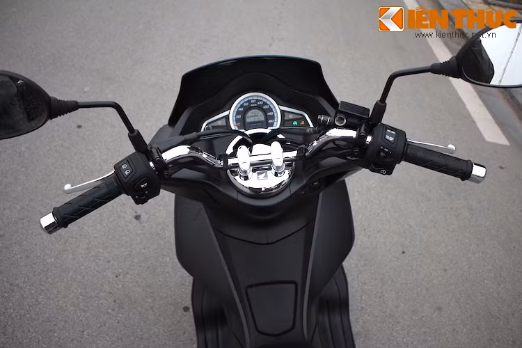 PCX mới vẫn giữ lại ghi-đông trần bóng loáng và khá cao, tạo sự thoải mái khi điều khiển như các thế hệ trước đây.