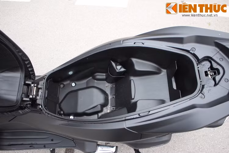 Phát huy ưu điểm của thế hệ trước, PCX vẫn sở hữu khoang hành lý rất rộng với khả năng để 1 mũ bảo hiểm cả hàm ở phần dưới và vẫn còn thừa ra khá nhiều chỗ trống phía trên.