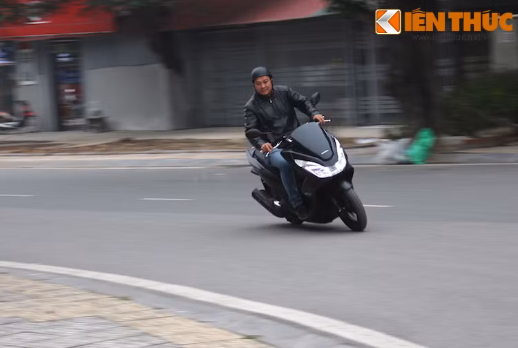 Mặc dù có thân xe khá nặng và chỉ được trang bị động cơ 125 cc nhưng qua trải nghiệm sơ bộ, PCX đem tới độ vọt khá tốt.