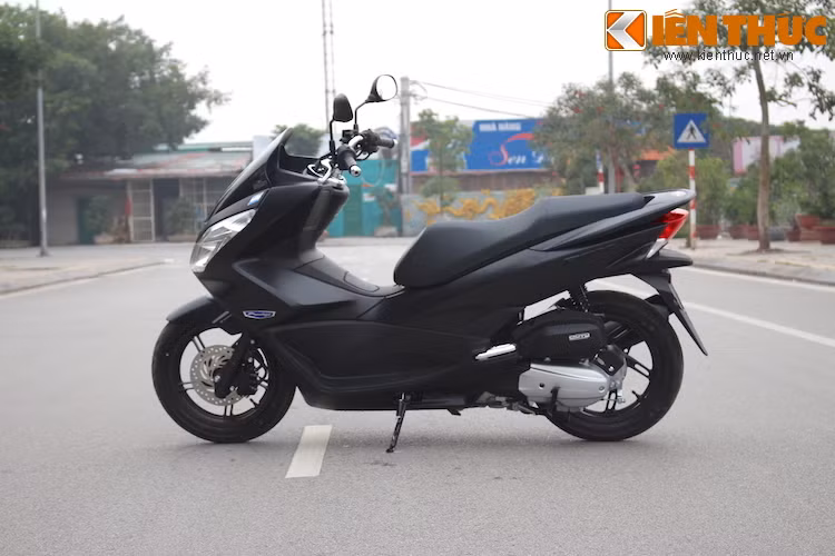Một trong những điểm mới trên phiên bản đặc biệt PCX 2016 đó là sự xuất hiện của lựa chọn màu đen mờ, khiến cho chiếc xe càng trở nên "ngầu" và nam tính hơn. Tuy nhiên nhược điểm của màu sơn này đó là khá bám bụi.