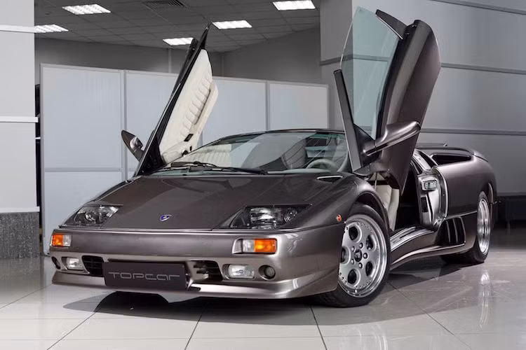 Giống như chiếc Countach trước đó, Diablo cũng sở hữu cửa mở lật dạng cắt kéo. Đặc điểm này đã trở thành "thương hiệu" của những chiếc Lamborghini cao cấp nhất cho tới tận ngày nay.