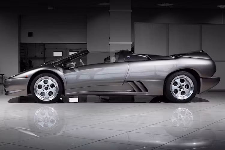 Giống như những chiếc Lamborghini khác, Diablo sở hữu thiết kế hình nêm đầy dữ dằn và ấn tượng đặc trưng của hãng. Kiểu dáng của xe do nhà thiết kế huyền thoại Marcello Gandini tạo nên và sau đó được chỉnh sửa lại bởi Tom Gale ở Chrysler, sau khi Lamborghini bị hãng xe Mỹ mua lại.