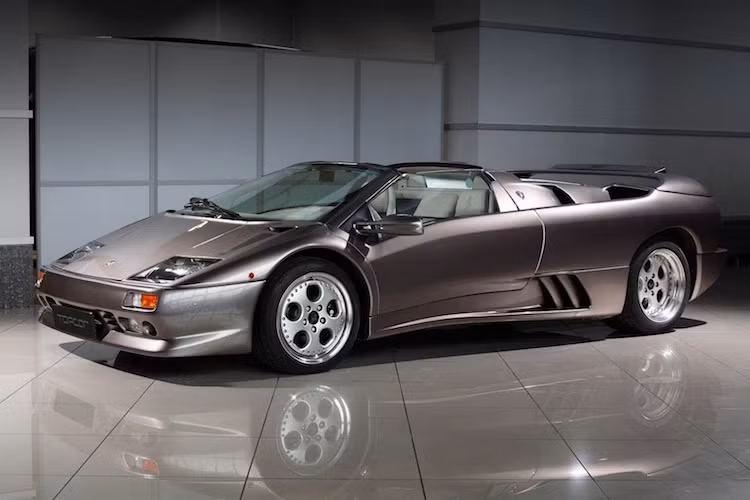 Năm 1995, phiên bản siêu xe mui trần Diablo với tên gọi Diablo VT Roadster xuất hiện. Sau khi được Audi mua lại vào năm 1998, toàn bộ dòng Diablo được nâng cấp với hàng loạt các thay đổi mới mẻ.