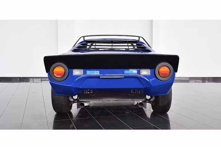 Thiết kế hình nêm đã trở thành biểu tượng của Stratos HF được thực hiện bởi hãng Bertone - hay cụ thể hơn là nhà thiết kế vĩ đại Marcello Gandini. Ông cũng chính là người đã "chắp bút" ra những siêu phẩm Lamborghini như Countach, Miura và Diablo.