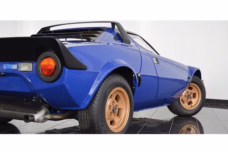 Chiếc Lancia Stratos HF mà các bạn đang thấy ở đây được sản xuất vào năm 1976, hoàn toàn nguyên bản và mới chỉ đi được 43.000 km. Chính vì vậy, vừa qua nó đã được bán với giá lên tới 500.000 USD (tương đương 11,2 tỷ đồng).