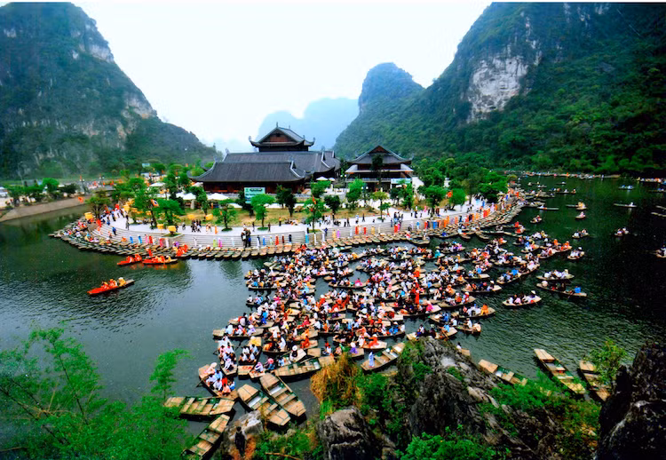Cách Hà Nội khoảng 100 km là khu du lịch sinh thái Tràng An thuộc tỉnh Ninh Bình, với diện tích gần 2000 ha và được chia thành 5 khu vực gồm: khu bảo tồn đặc biệt (khu cố đô Hoa Lư), khu trung tâm, khu hang động, khu dịch vụ du lịch, khu tâm linh núi chùa Bái Đính.