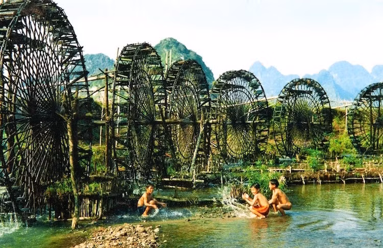 Đến với Mai Châu, khách du lịch sẽ phải vượt qua đèo Thung Khe hùng vĩ để tới với thung lũng với khung cảnh thiên nhiên yên bình, cùng với những ngôi nhà sàn của cộng đồng những người dân tộc Thái.