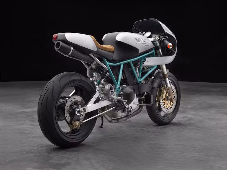Không chỉ đẹp mắt, động cơ của Ducati 900SS này cũng đã dược cải tiến nhẹ với đầu xi-lanh được phục chế và kèm theo cặp chế hòa khí Keihin họng 41 mm.