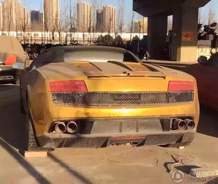 Một chiếc "siêu bò" Lamborghini Gallardo LP560-4 Spyder dán decal vàng cũng chịu cảnh bỏ hoang, mốc meo ngoài trời.