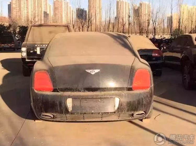 Phiên bản xe siêu sang Bentley Continental Flying Spur cũng chịu chung cảnh bị bỏ mặc, không được chủ nhân chăm sóc.
