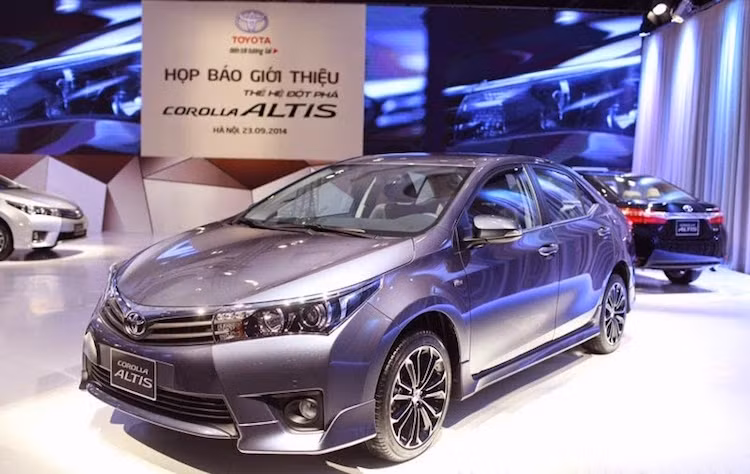 7 - Toyota Corolla Altis: 5926 xe. Dù vẫn có mặt ở vị trí thứ 7 nhưng Corolla Altis thế hệ mới, được Toyota giới thiệu vào nửa cuối 2014 vẫn chỉ có mức tăng trưởng khiêm tốn 10% trong năm 2015. Xe có 3 phiên bản, giá bán dao động từ 795 đến 992 triệu đồng, trong đó bản 1.8 G (CVT) bán chạy nhất.