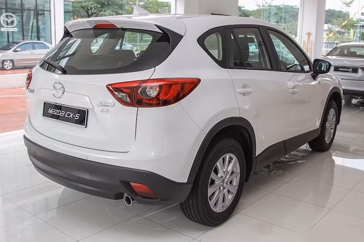 8 - Mazda CX-5: 4768 xe. So với năm 2014, Mazda đã lên 2 bậc để đạt vị trí thứ 8 trong top 10 xe bán chạy. Sức tăng trưởng của CX-5 cũng khiến các đối thủ "ghen tị" khi đạt mức tăng ấn tượng 63%, dẫn đầu phân khúc crossover 5 chỗ trong 2 năm liên tiếp.