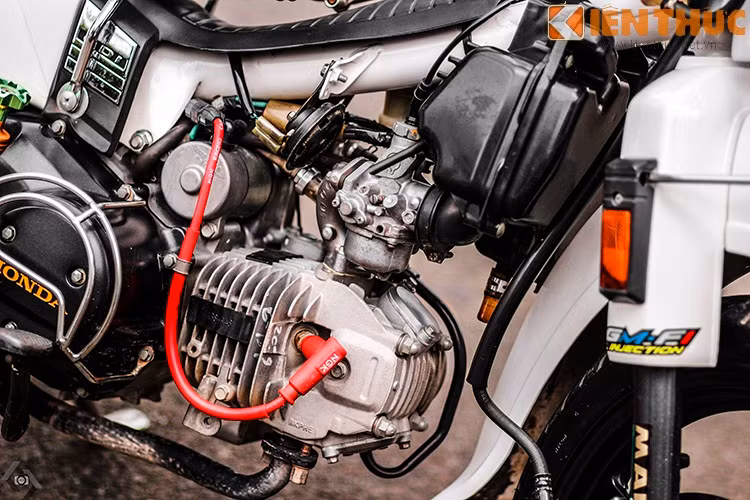 Động cơ nguyên bản của Honda Super Dream độ lại với hệ thống phun xăng Fi của Honda Future, bộ đánh lửa và tăng áp của NGK.