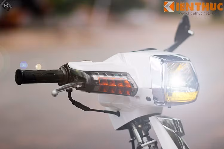 Hệ thống chiếu sáng của xe là đèn pha Led với các tim đèn giúp tiết kiệm điện năng nhưng vẫn đảm bảo án sáng tốt vào ban đêm.