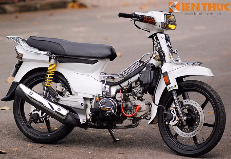  Honda Super Dream, dòng xe số huyền thoại của hãng xe Nhật Bản là chiếc xe phù hợp nhất với điều kiện giao thông tại Việt Nam.