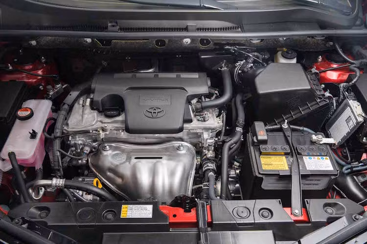 Phiên bản RAV4 2016 được nhập về Việt Nam sở hữu khối động cơ 4 xi-lanh thẳng hàng 2.0l DOHC nạp khí tự nhiên, với công nghệ Dual VVT-i với công suất tối đa 150 mã lực và mô-men xoắn cực đại 195 Nm., kèm hộp số tự động 6 cấp.