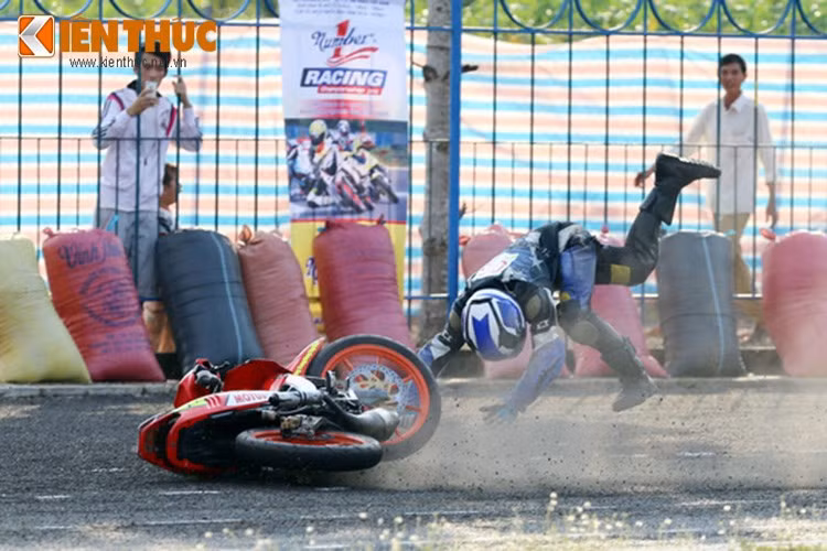  Tại giải đua lần này, mặc dù bị ngã xe ở vòng đua cuối nhưng cô thợ may cá tính vẫn nhanh chóng đứng dậy để hoàn thành giải đấu. 