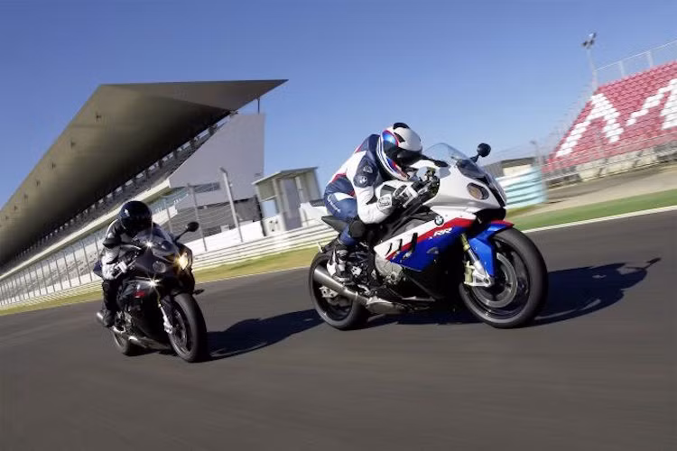 2010 BMW S1000RR: Trước khi tung ra S1000RR, những chiếc superbike của BMW thường được coi là "xe cho người già". Tuy nhiên với động cơ 999cc 200 mã lực và các hệ thống điện tử hỗ trợ người lái hiện đại, S1000RR đã đi trước thời đại ít nhất 5 năm.