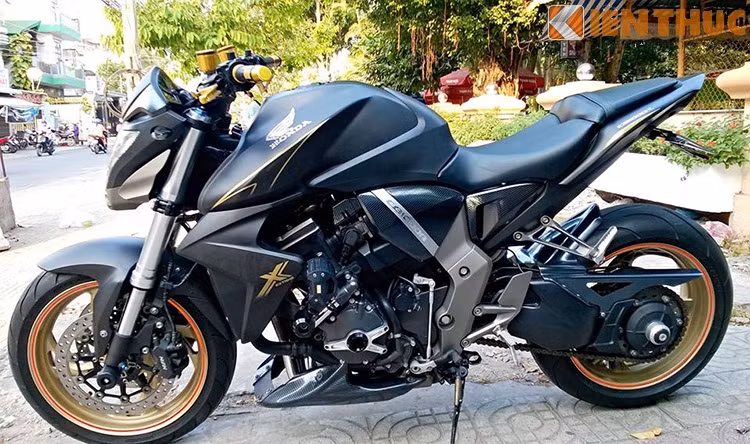 Bên cạnh đó, vì thường xuyên đi tour và các chặng đường dài, chiếc nakedbike CB1000R bản độ này được tăng cường hệ thống trợ sáng với cặp Led Cree cực mạnh.