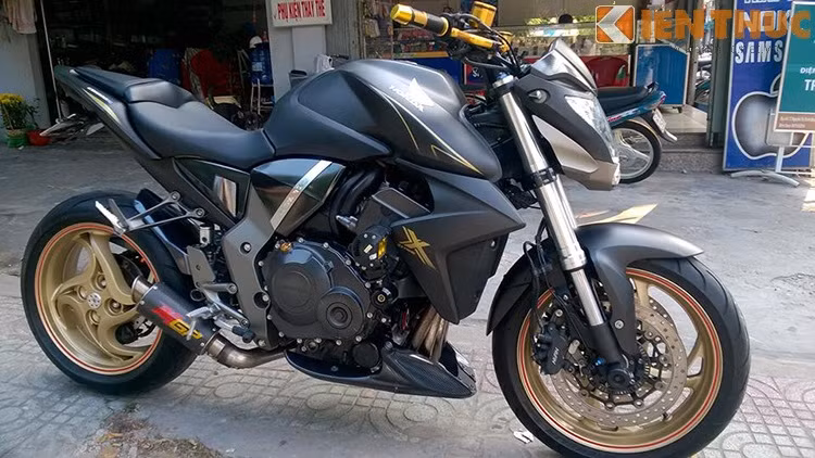 Xe đi tone đen mờ mạnh mẽ và huyền bí. CB1000R có thiết kế càng sau dạng đơn với mâm 4 chấu xoay cực thể thao.