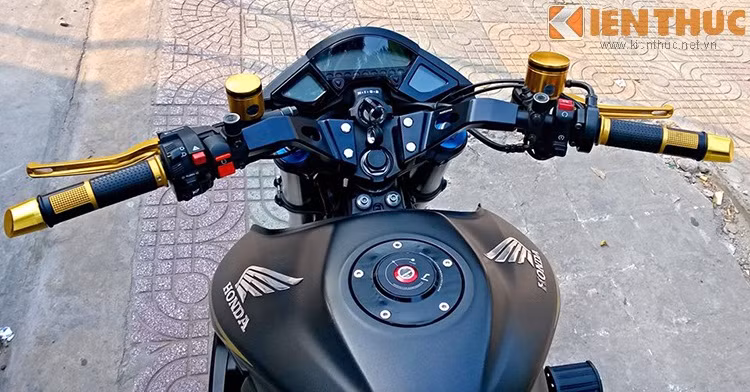 Chiếc xe được biker Việt độ lại với hàng loạt đồ chơi giá trị như cụm ghi đông 2 mảnh Rizoma, bao tay, cùm thắng, tay côn và nắp bình xăng đều của hãng độ Rizoma.