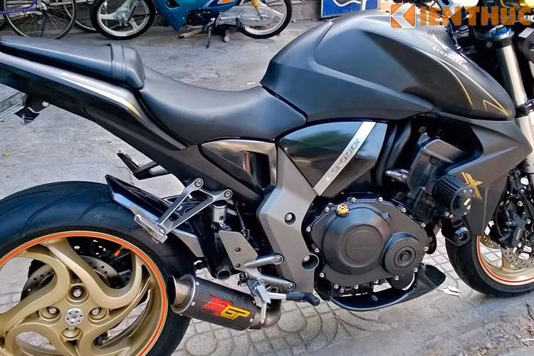 Để tăng thêm sức mạnh, chủ xe trang bị cho chiếc xế của mình ống pô MGP full carbon uy lực.