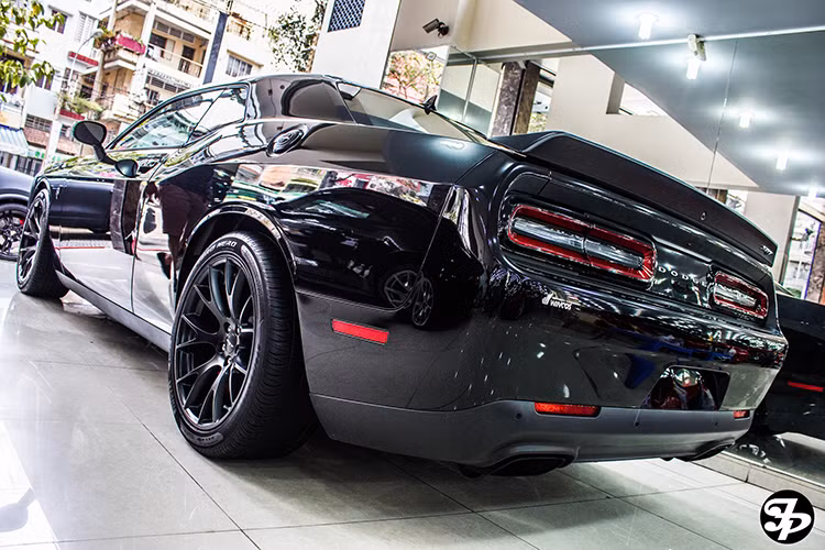 Dodge Challenger SRT Hellcat phiên bản 2015 về Việt Nam có diện mạo tương tự phiên bản tiêu chuẩn từng ra mắt. Mũi xe được thiết kế với cảm hứng từ Dodge Challenger 1971 từng xuất hiện trong các bộ phim hành động "kinh điển" của điện ảnh Mỹ.