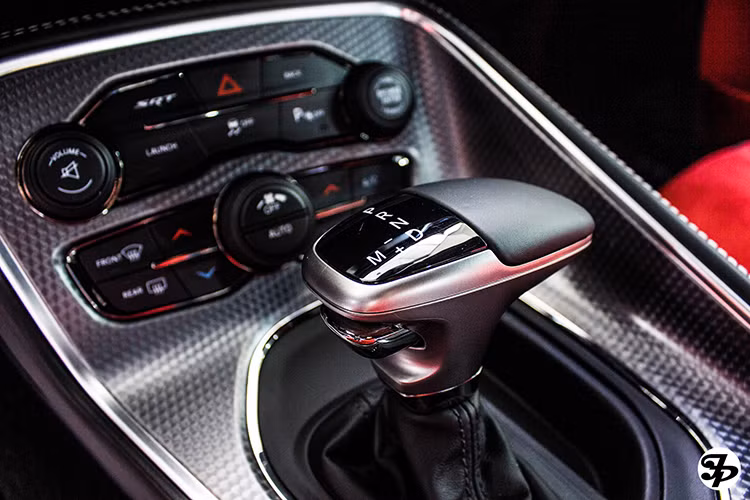Sức mạnh từ động cơ của Dodge Challenger SRT Hellcat 2015 được truyền đến cầu sau thông qua hộp số tự động tám cấp. Hộp số tự động sẽ đồng hành với lẫy gạt sau vô-lăng và bộ chống trượt mới.