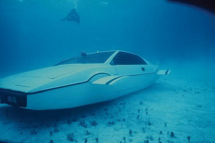 Chiếc siêu xe Lotus Esprit S1 của Điệp viên 007 James Bond, với khả năng biến thành tàu ngầm thuộc series đầu tiên của dòng xe này, được sản xuất từ 1976 - 1978.