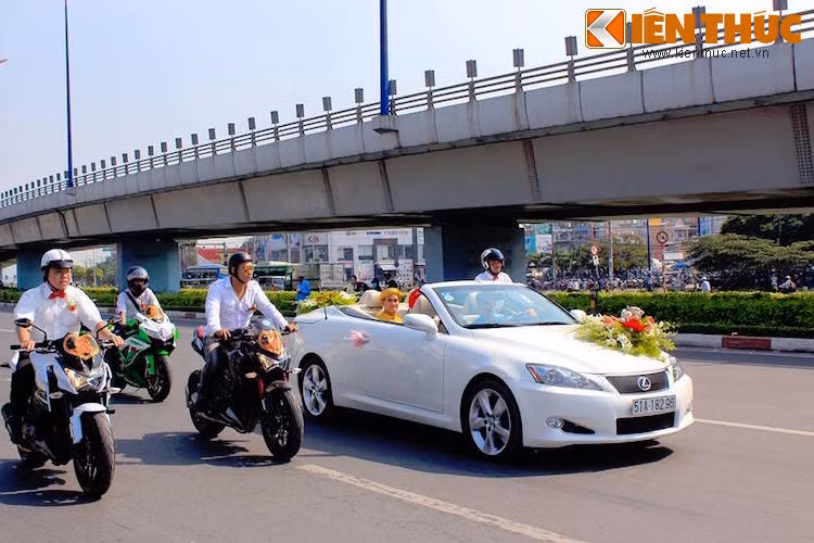 Chính vì vậy để tạo thêm kỷ niệm cho ngày cưới, họ đã nhờ những người bạn sử dụng những chiếc xe môtô PKL rước dâu.