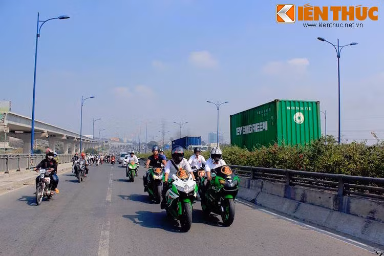 Kawasaki Ninja ZX-6R song hành cùng Suzuki GSX-R600 ở đầu đoàn rước.