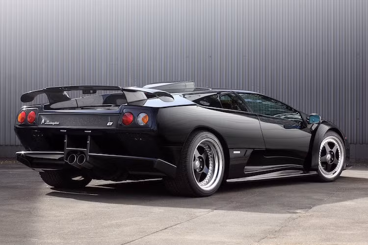Ở phía sau, Diablo GT sở hữu một cánh đuôi lớn bằng sợi carbon gắn cố định, tương tự như chiếc xe đua Diablo GTR sau này.