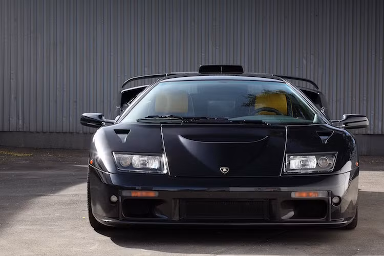 Là một siêu xe được thiết kế giống như xe đua, Diablo GT khác biệt rất nhiều so với những chiếc siêu xe Diablo thường. Ở phần đầu, chiếc xe có cản trước hoàn toàn mới cùng với các khe hút gió trên nắp ca-pô.