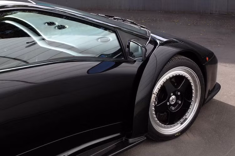 Dù khó nhận ra hơn, nhưng vè trước của Diablo GT cũng đã được nới rộng hơn bản Diablo thường, không chỉ để lắp lốp bản rộng mà còn tạo thêm không gian cho khe tản nhiệt của hệ thống phanh.