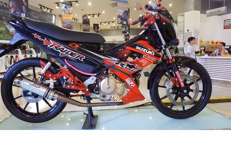 Với việc trưng bày 2 chiếc xe Raider độ nhẹ trong showroom chính hãng, Suzuki tại Việt Nam đã thể hiện quan điểm "cổ vũ" người chơi tự do "cá nhân hóa" chiếc xe của mình.