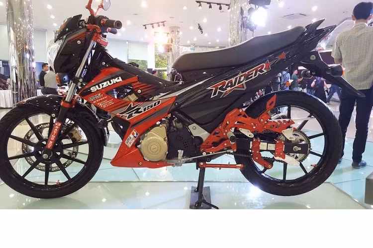 Trong đó, một chiếc có màu đen tuyền và chiếc còn lại có màu đen đỏ, nhưng chúng đều có điểm chung là được Suzuki trang bị những "đồ chơi" cao cấp từ các hãng phụ tùng tên tuổi trong khu vực Đông Nam Á.