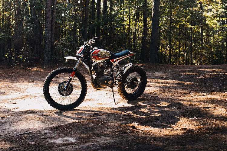 Những chi tiết "lặt vặt" như cùm tay ga Super Pratic, tay nắm đúng đời của Ducati, gác chân KTM... giúp hoàn thiện bản độ Super Duc của Bryan.